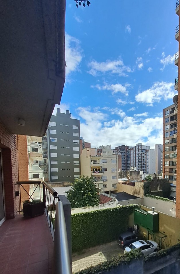 BELLISIMO DEPARTAMENTO DE 2 AMBIENTES - BALCON CORRIDO - COCINA INDEPENDIENTE