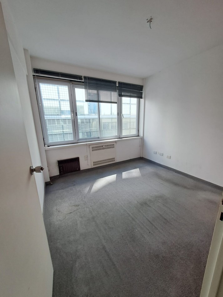 OFICINA DE 4 AMBIENTES - MICROCENTRO - LIQUIDACION POR VIAJE AL EXTERIOR USD 29.000