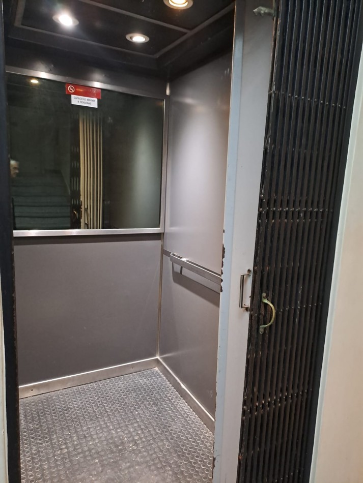 OFICINA DE 4 AMBIENTES - MICROCENTRO - LIQUIDACION POR VIAJE AL EXTERIOR USD 29.000