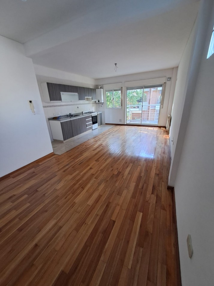 HERMOSO Y LUMINOSO SEMIPISO DE 2 AMB - CALDERA DUAL - PISO PARQUET