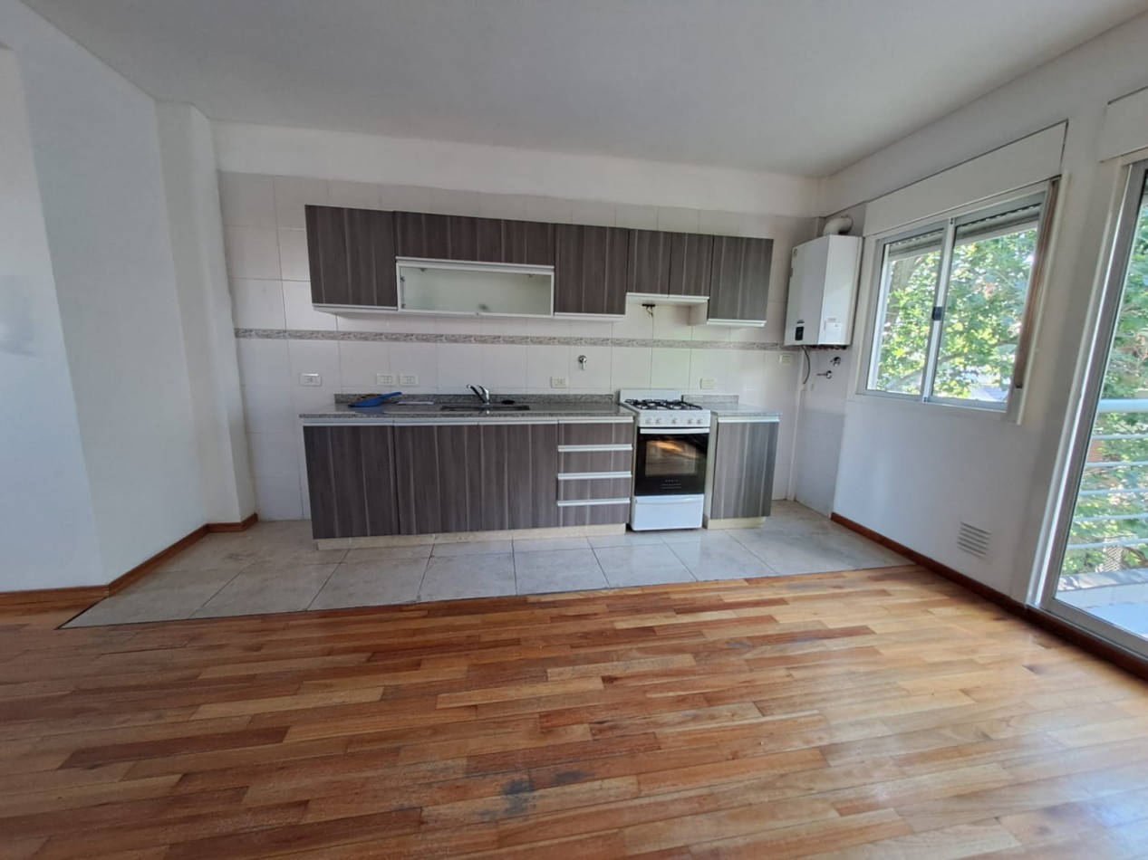 HERMOSO Y LUMINOSO SEMIPISO DE 2 AMB - CALDERA DUAL - PISO PARQUET