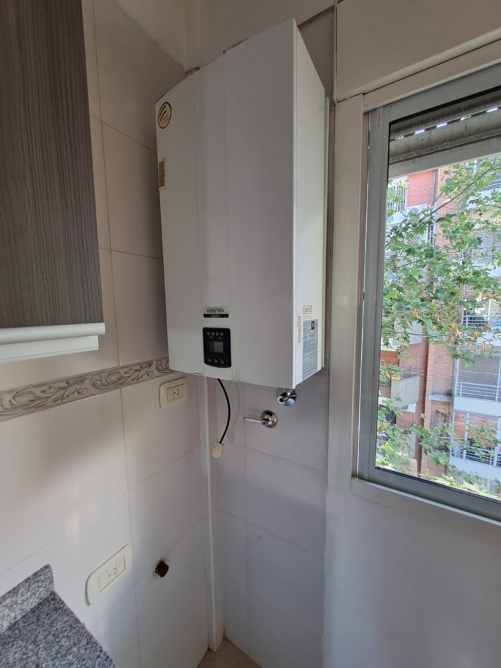 HERMOSO Y LUMINOSO SEMIPISO DE 2 AMB - CALDERA DUAL - PISO PARQUET