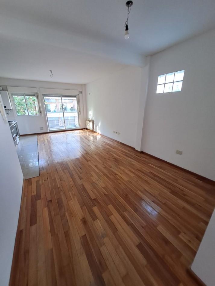 HERMOSO Y LUMINOSO SEMIPISO DE 2 AMB - CALDERA DUAL - PISO PARQUET