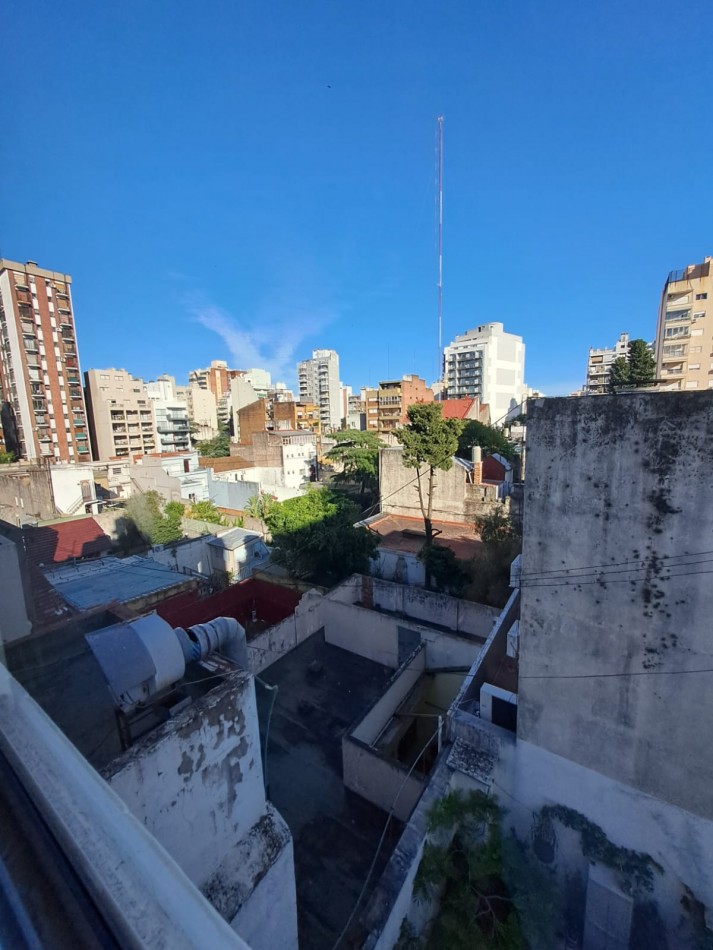 HERMOSO Y LUMINOSO SEMIPISO DE 2 AMB - CALDERA DUAL - PISO PARQUET