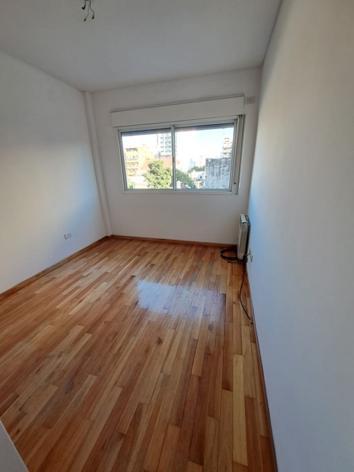 HERMOSO Y LUMINOSO SEMIPISO DE 2 AMB - CALDERA DUAL - PISO PARQUET