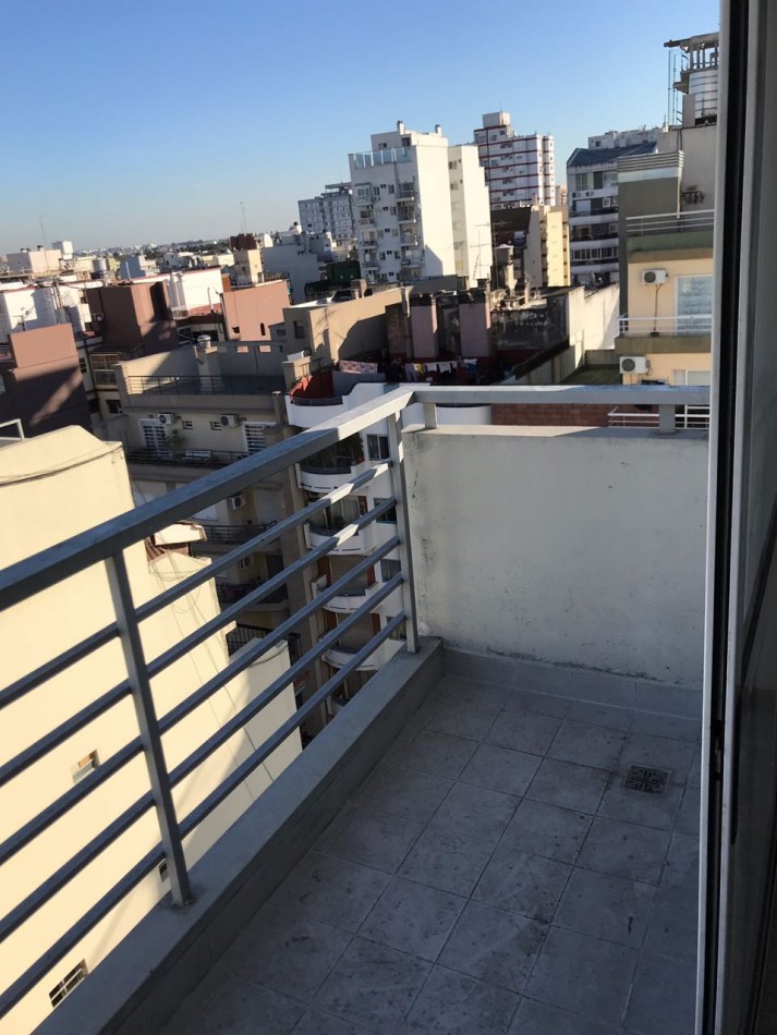 ALQUILER 2 AMBIENTES FLORES . LUMINOSO. . TRANQUILO -A 1 CUADRA DE CENTRO COMERCIAL Y SUBTE FLORES. OPORTUNIDAD!!!