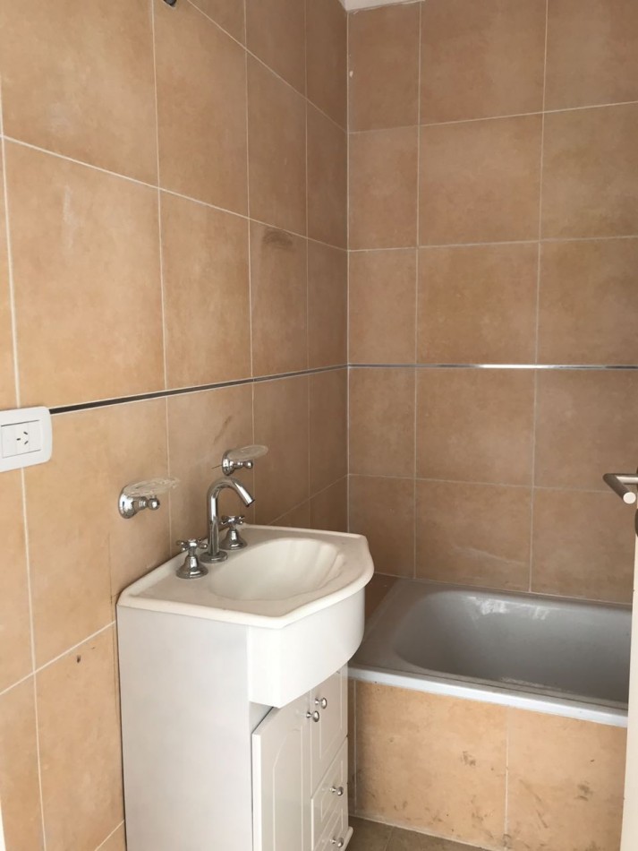 ALQUILER 2 AMBIENTES FLORES . LUMINOSO. . TRANQUILO -A 1 CUADRA DE CENTRO COMERCIAL Y SUBTE FLORES. OPORTUNIDAD!!!