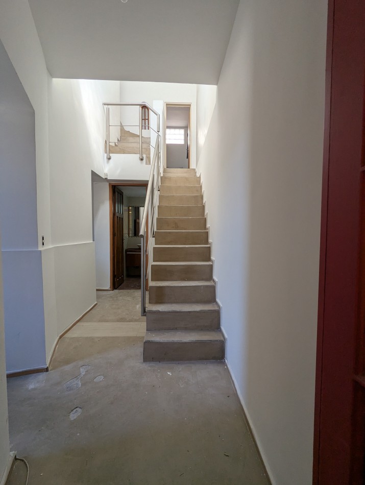 SUPER LUMINOSA CASA DE 5 AMBIENTES EN TERRENO PROPIO