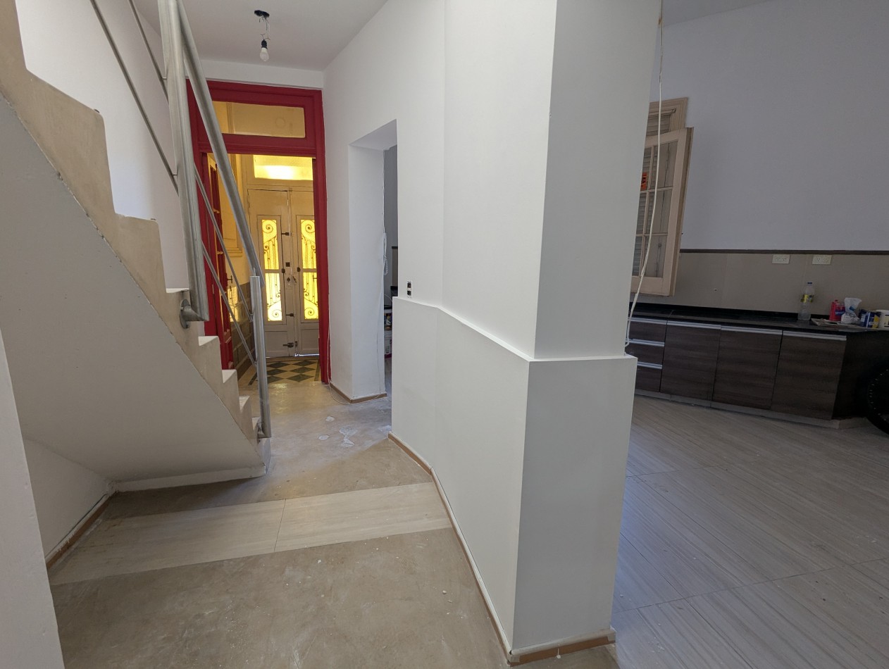 SUPER LUMINOSA CASA DE 5 AMBIENTES EN TERRENO PROPIO