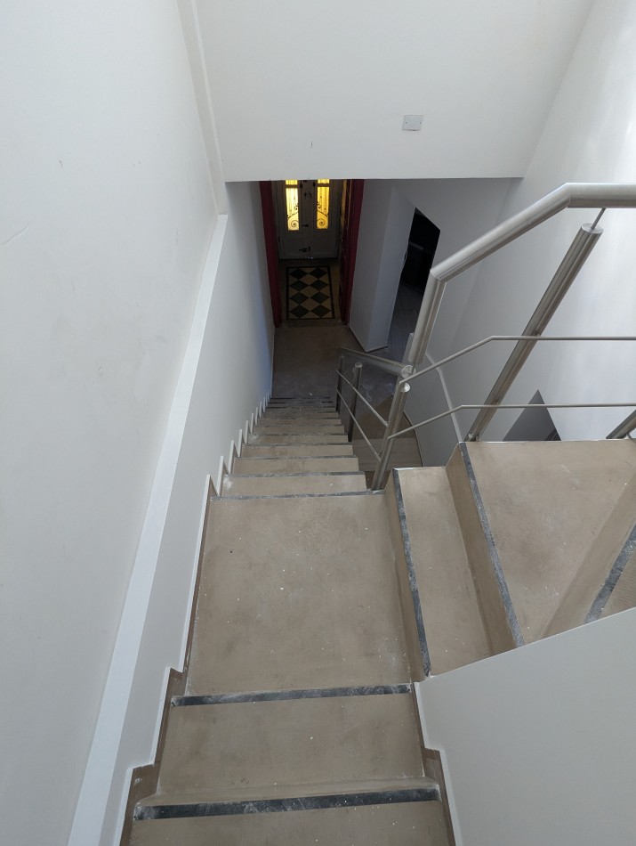 SUPER LUMINOSA CASA DE 5 AMBIENTES EN TERRENO PROPIO