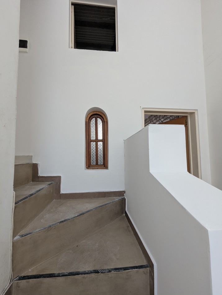 SUPER LUMINOSA CASA DE 5 AMBIENTES EN TERRENO PROPIO