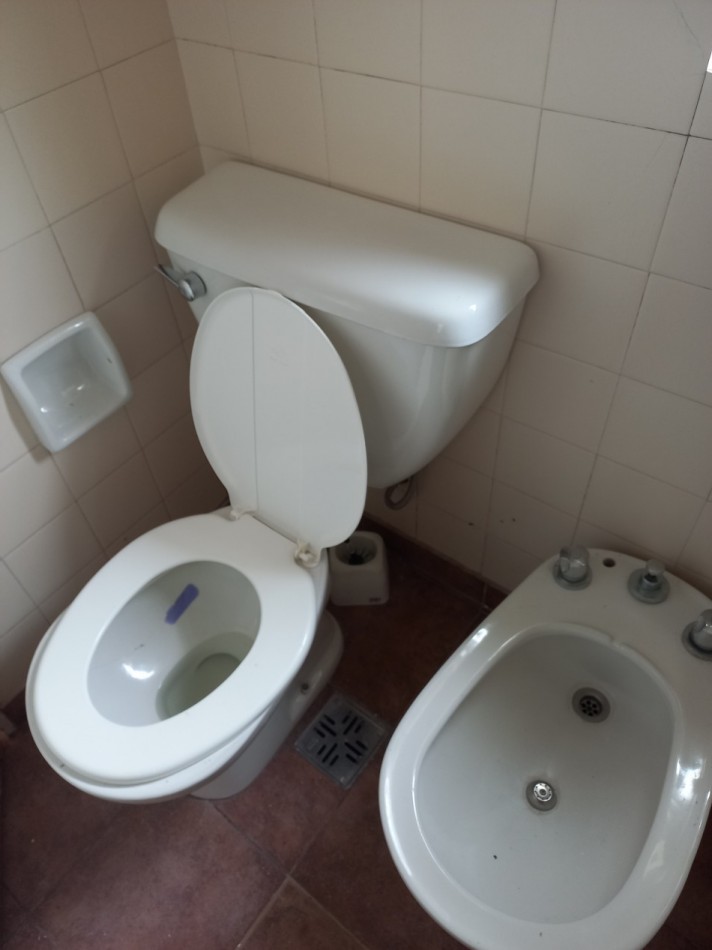 OPORTUNIDAD!!ALQUILER  2 AMB FLORES . LUMINOSO -A 1 CUADRA DE SUBTE A .ZONA COMERCIAL. TODOS LOS MEDIOS DE TRANSPORTE.!!!