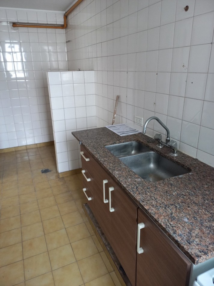 OPORTUNIDAD!!ALQUILER  2 AMB FLORES . LUMINOSO -A 1 CUADRA DE SUBTE A .ZONA COMERCIAL. TODOS LOS MEDIOS DE TRANSPORTE.!!!