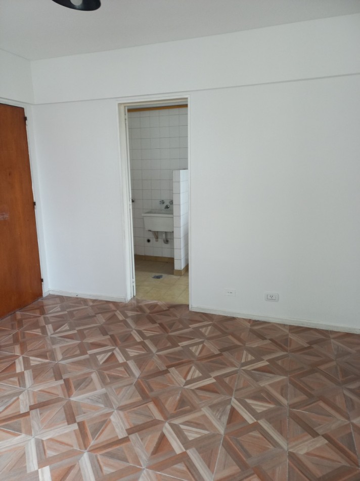 OPORTUNIDAD!!ALQUILER  2 AMB FLORES . LUMINOSO -A 1 CUADRA DE SUBTE A .ZONA COMERCIAL. TODOS LOS MEDIOS DE TRANSPORTE.!!!