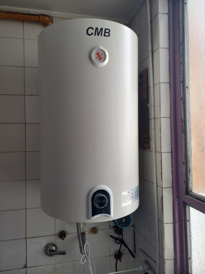 OPORTUNIDAD!!ALQUILER  2 AMB FLORES . LUMINOSO -A 1 CUADRA DE SUBTE A .ZONA COMERCIAL. TODOS LOS MEDIOS DE TRANSPORTE.!!!